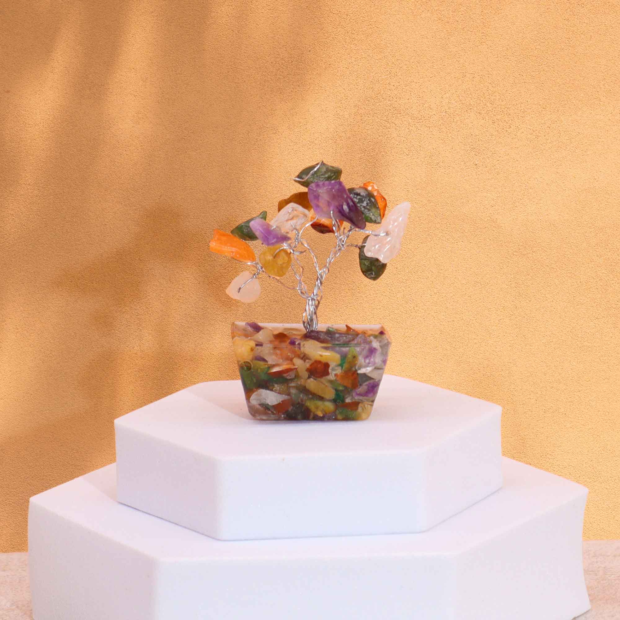 233509 Mini stromček z drahých kameňov na orgonite – pohľad spredu