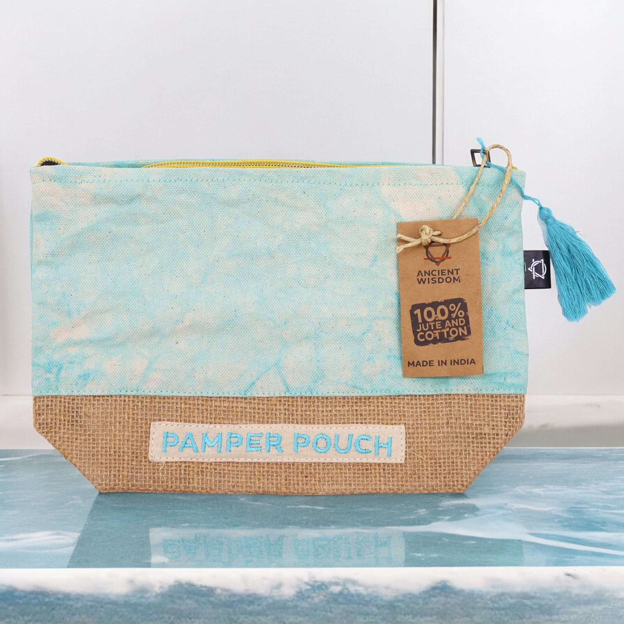 247539 Detail výšivky „Pamper Pouch“ na jutovo bavlnenom vrecku modrom