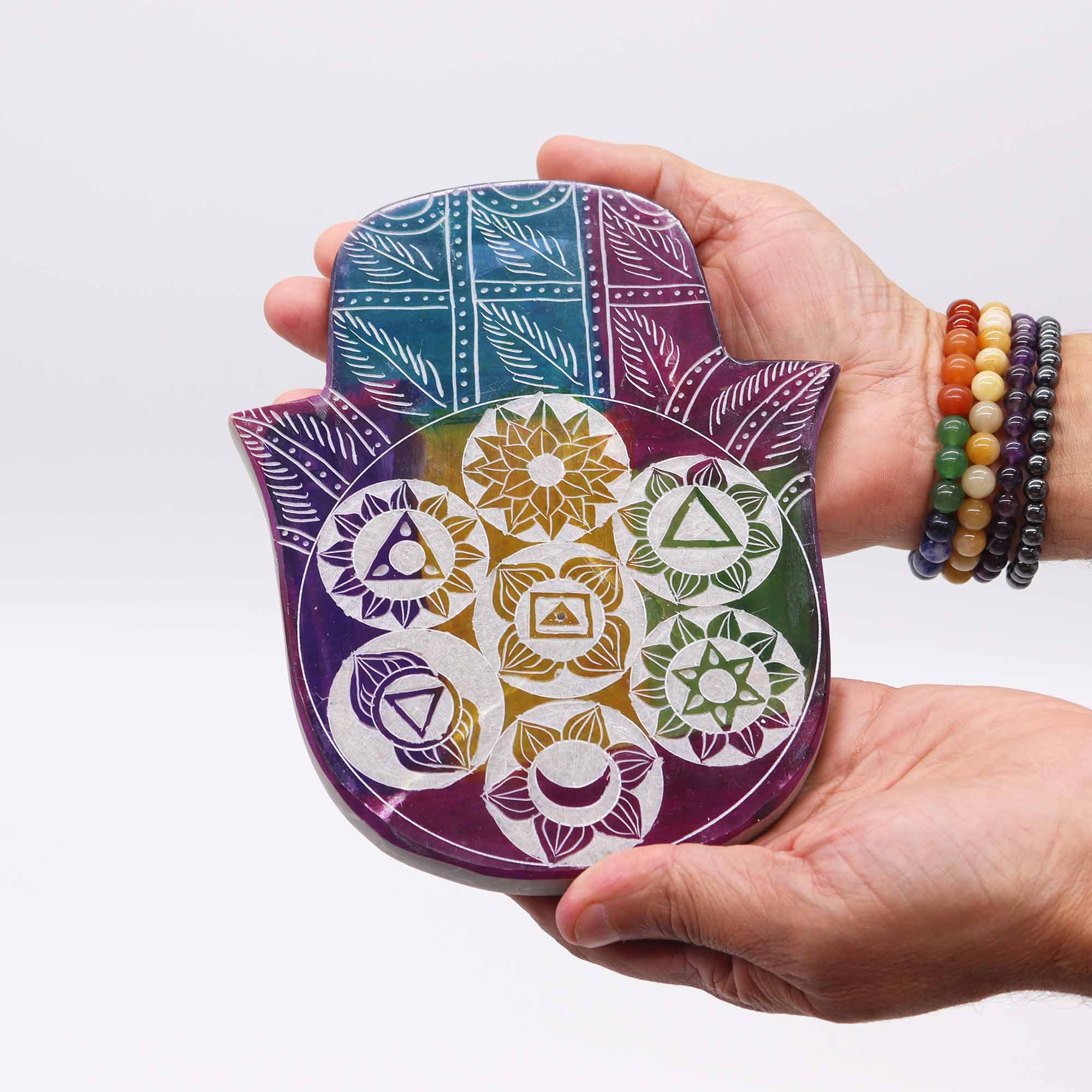 255132 Detail motívu Hamsa a 7 čakier na stojane na vonné tyčinky